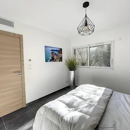 T3 Moderne Avec Piscine, Terrasse Et Services De Conciergerie A 10 Min Du Centre De Calvi - Fr-1-719-19 *
