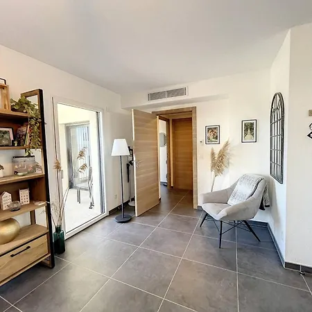 T3 Moderne Avec Piscine, Terrasse Et Services De Conciergerie A 10 Min Du Centre De Calvi - Fr-1-719-19 * Καλβί
